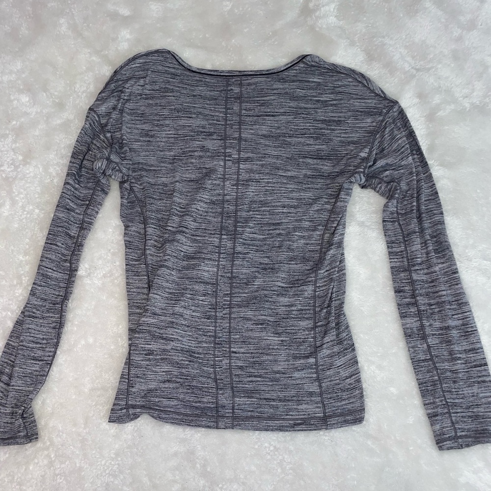 heather grey long sleeve lululemon shirt